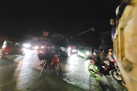 Strong earthquake that sparked a tsunami warning leaves 1 dead .